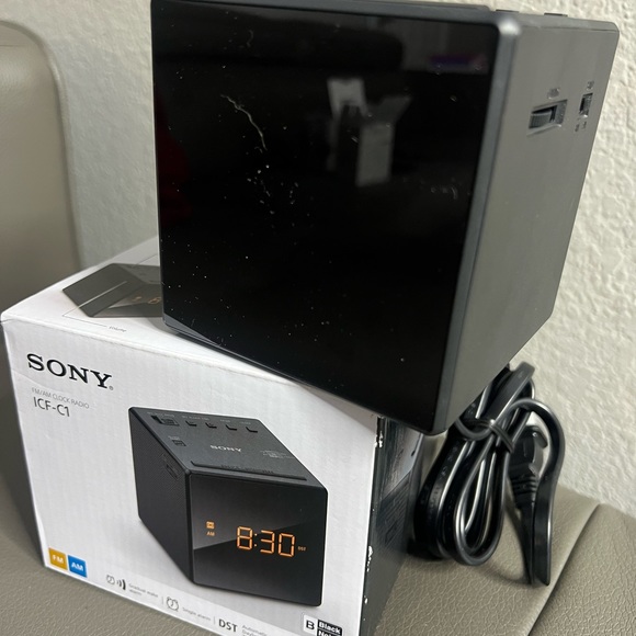 SONY ICFC1B ALARM CLOCK/PERSONAL RADIO - Picture 2 of 4